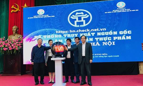 Đồng chí Tô Hoài Nam (đầu tiên bên phải ảnh) cùng lãnh đạo các bộ ban ngành đặt tay lên quả cầu chính thức ra mắtHệ thống thông tin điện tử truy xuất nguồn gốc nông sản an toàn của UBND thành phố Hà Nội. (Ảnh: Ánh Tuyết)